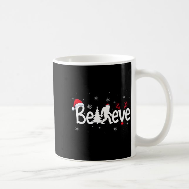 Believe Bigfoot Sasquatch Reindeer Santa Hat Merry Kaffeetasse (Rechts)