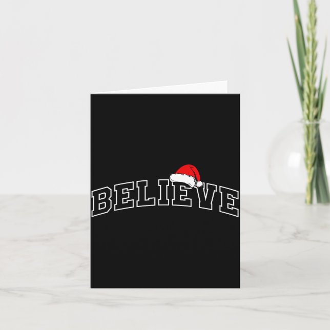 Believe Christmas Varsity Minimal Text Santa Hat F Karte (Vorderseite)