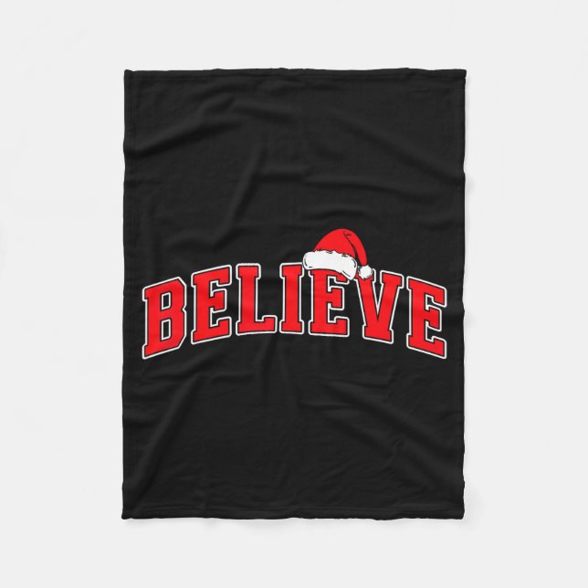 Believe Christmas Varsity Text With Santa Hat Fami Fleecedecke (Vorderseite)