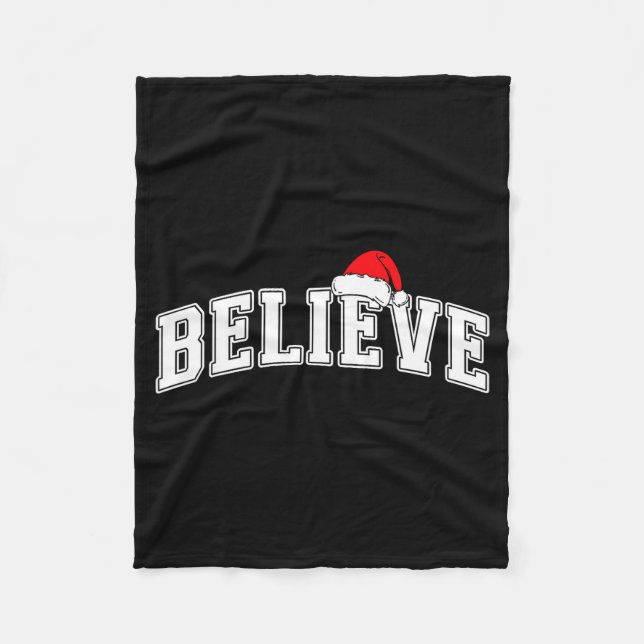Believe Christmas Varsity Text With Santa Hat Fami Fleecedecke (Vorderseite)
