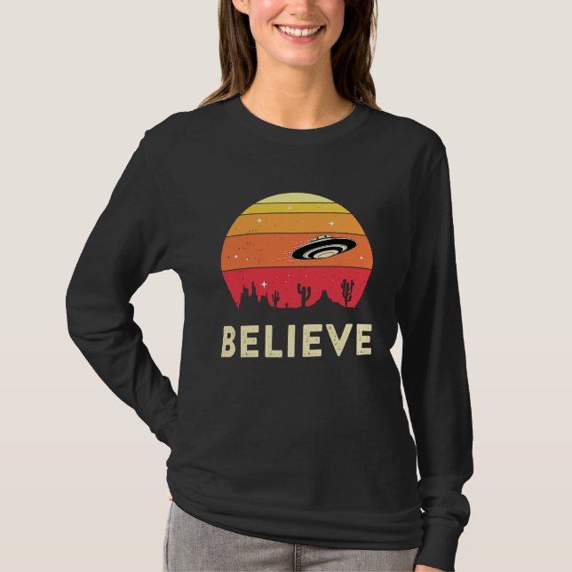 Believe In UFOs UFO Believer Alien Ufology Flying  T-Shirt (Vorderseite)