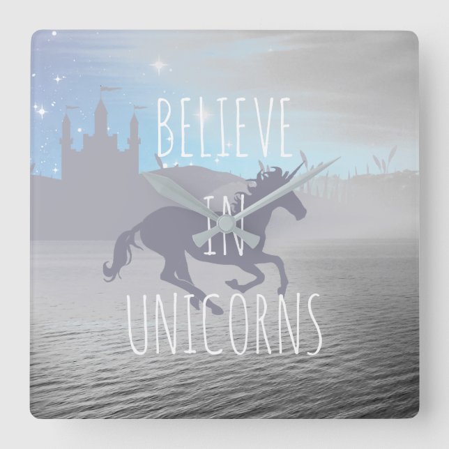 Believe in Unicorns Whimsical Art Quadratische Wanduhr (Vorderseite)