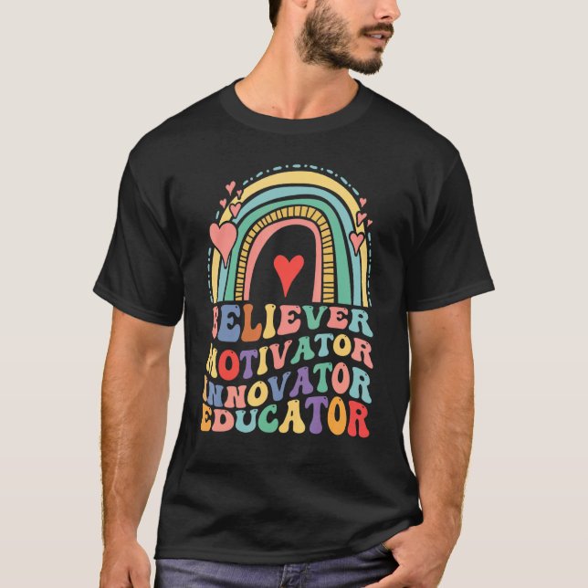 Believer Motivator Innovator Educator Retro Teache T-Shirt (Vorderseite)