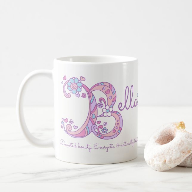Bella Name bedeutet Herz-Blume-B-Monogramm-Tasse Kaffeetasse (Mit Donut)