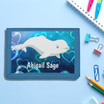 Beluga Whale Weißer und Blauer Himmel Arktischer O Tri-fold Geldbeutel<br><div class="desc">Dieses niedliche Beluga-Wal-Brieftücher mit einem dreifach gefärbten Beluga-Wal erinnert an einen blauen Hintergrund im Ozean,  der an eiskalte arktische Gewässer erinnert,  mit einem bezaubernden weißen Beluga-Wal. Ein perfektes Accessoire für Kinder,  die sich mit Walliebhabern auskennen. Machen Sie diese Brieftasche noch spezieller,  indem Sie sie mit einem Namen personalisieren.</div>