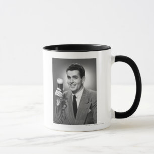 Bemannen Sie das Halten des Glases Bieres im Tasse