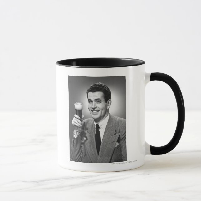 Bemannen Sie das Halten des Glases Bieres im Tasse (Rechts)