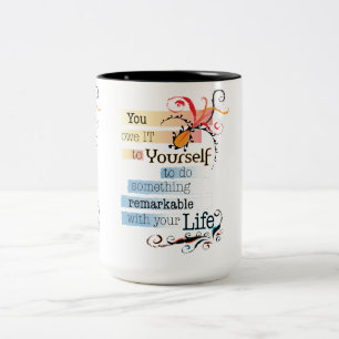 Bemerkenswertes Illustriertes Zitat von LIFE Zweifarbige Tasse