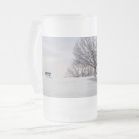 Bench On Snow Covered Hill Mattierte Tasse