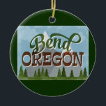 Bend Oregon Fun Retro Snowy Mountains Keramik Ornament<br><div class="desc">Bend Oregon neo Vintage Reisedesign im lustigen Retro-Cartoon-Stil mit schneebedeckten Bergen,  Wäldern und Bäumen darunter,  blauen Himmel und coolem Retro-Skript-Text.</div>