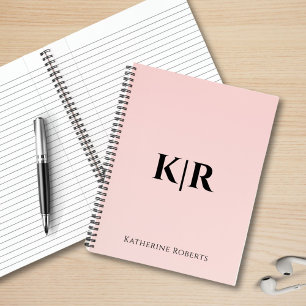 Benetzter Name des Monogramms in Rosa Notizbuch