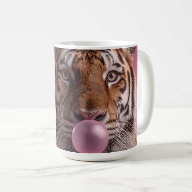 Bengal Tiger Portrait Blowing Pink Bubblegum Kaffeetasse (VorderseiteRechts)