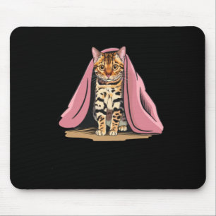 Bengalische Katze unter rosa Deckenaufkleber Mousepad