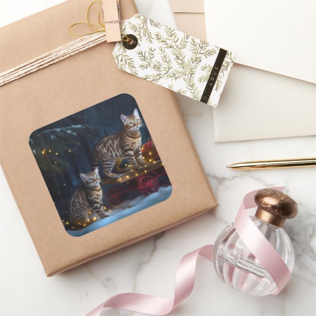 Bengalisches Cat Snowy Sleigh Ride Weihnachtsdekor Quadratischer Aufkleber (Schenken)