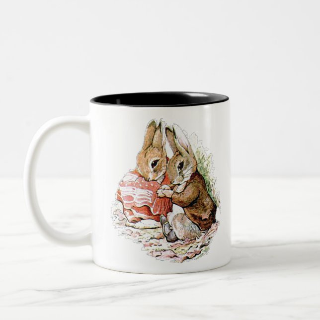 Benjamin Bunny stolperte über Peter Rabbit Zweifarbige Tasse (Links)