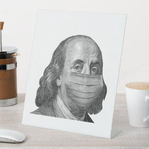 Benjamin Franklin in Maske Sockelschild