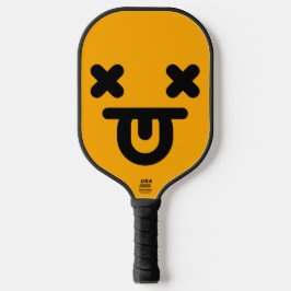 Benommener Gesichtsausdruck mit herausgestreckter Pickleball Schläger