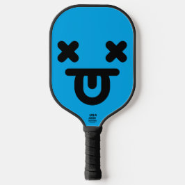 Benommener Gesichtsausdruck mit herausgestreckter Pickleball Schläger