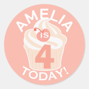 Benutzerdefinbarer rosa Cupcake zum vierten oder j Runder Aufkleber