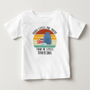 BENUTZERDEFINIERT Dada liebt mich mehr als Reisen Baby T-shirt