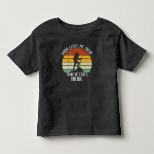 BENUTZERDEFINIERT Dada liebt mich mehr als Wandern Kleinkind T-shirt