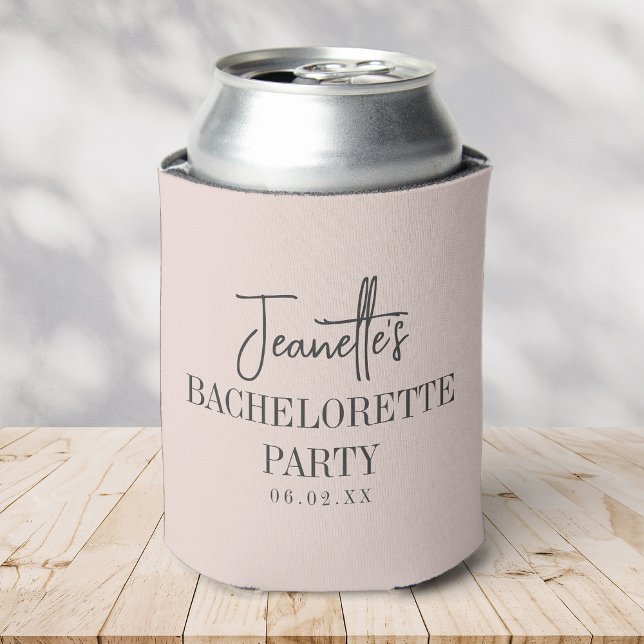 Benutzerdefiniert Eleganter Moderner Junggeselinne Dosenkühler (soda can with a blush pink can cooler with elegant bachelorette party text sits on a wooden table.)
