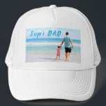 Benutzerdefiniert Ihr Vater Foto Trucker-Hutstück- Truckerkappe<br><div class="desc">Benutzerdefinierte Foto- und Texthasen - Ihr eigenes Design - Speziell für VATER - oder Personalisieren Sie Familie / Freunde oder Persönliches Kartengeschenk - Fügen Sie Ihren Text und Foto - Vergrössern und verschieben oder entfernen und hinzufügen Elemente / Bild mit Anpassungs-Tool. Sie können dieses Design auf mehr als 1000 Zazzle-Produkte...</div>