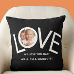 Benutzerdefiniert Wir Liebe Sie Vater Foto Schwarz Kissen<br><div class="desc">Dieses "Wir Liebe du Vater!" Foto Kissen ist mit dem Wort LIEBE in weißer Typografie auf einem schwarzen Hintergrund dekoriert. Einfach mit Ihrem Foto und Namen anpassbar. Perfekt als Vatertagsgeschenk.</div>