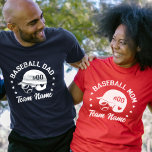 Benutzerdefinierte Baseball-Vater-Mama mit Name un T-Shirt<br><div class="desc">Mit diesem individuellen Baseball-T - Shirt, der sich perfekt für Baseball-, Softball-, Tee-Ball-Mütter, Mamas, Vads und Baseballfans eignet, machen Sie sich fit für den Spieltag! Dieser Tee kann mit Ihrem Namen, Ihrer Nummer oder Ihrem Teamnamen für eine eindeutige Touch personalisiert werden. Dieses Shirt aus weichem und komfortablem Stoff wird zu...</div>