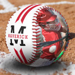 Benutzerdefinierte Boys Name Sports Player Foto Baseball<br><div class="desc">Personalisiertes Baseball mit einem schlichten,  weißen Hintergrund,  2 roten Streifen,  einem Initial,  dem Namen der Kinder und einer 2-Fotovorlage für Sie zu ersetzen durch Ihre eigenen Bilder.</div>