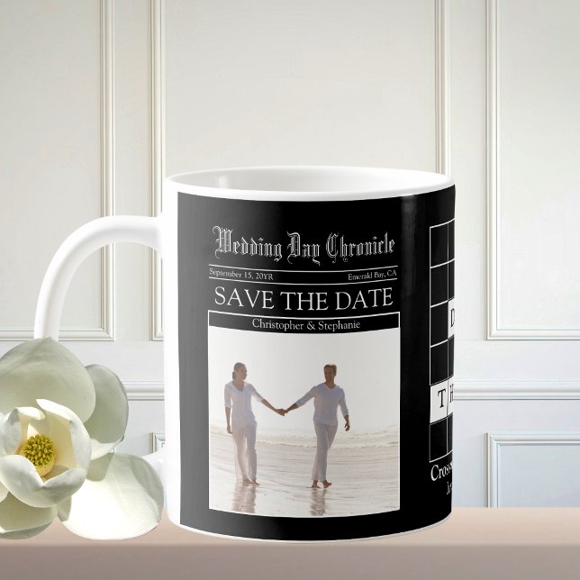 Benutzerdefinierte einzigartige schwarze Zeitung S Kaffeetasse (Vintage Black Newspaper 1 Color Photo White Elegant Script Save the Date Announcement)