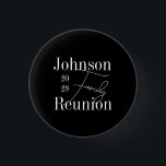 Benutzerdefinierte Familie Wiedersehen Schwarz und Button<br><div class="desc">Das ist ein stilvolles, modernes, personalisiertes, familiäres Wiedersehen-Keepségedesign. Es ist in klassisch schwarz-weiß mit stilvoller Schriftzypografie. Es hat Platz für Sie, um Ihren Familiennamen und das Jahr des Wiedersehen-Party hinzuzufügen. Dieses stilvolle, minimale Typografie-Design ist perfekt für Ihre lustige Familienfeier oder Wiedersehen-Partys. Fügen Sie zum Personalisieren Ihren Familiennamen und Ihr Wiedersehen-Jahr...</div>