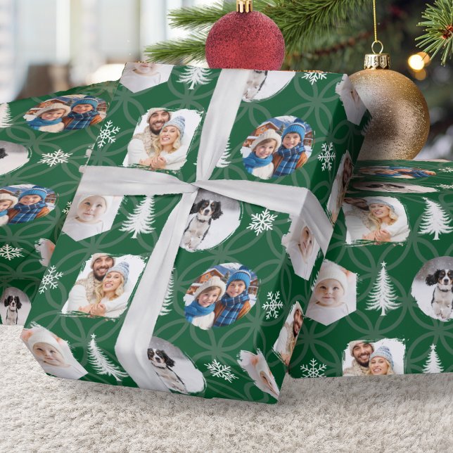 Benutzerdefinierte Familienfoto-Collage Grüne Weih Geschenkpapier (Custom multi-photo Christmas gift wrap, in green with geometric pattern, trees and snowflakes)