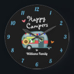 Benutzerdefinierte Familienname Happy Campers Große Wanduhr<br><div class="desc">Custom Familienname Happy Campers Sommerferien Wanduhr! Der gesamte Text ist einstellbar. Camper und Herz Illustration von Valarie Wade.</div>
