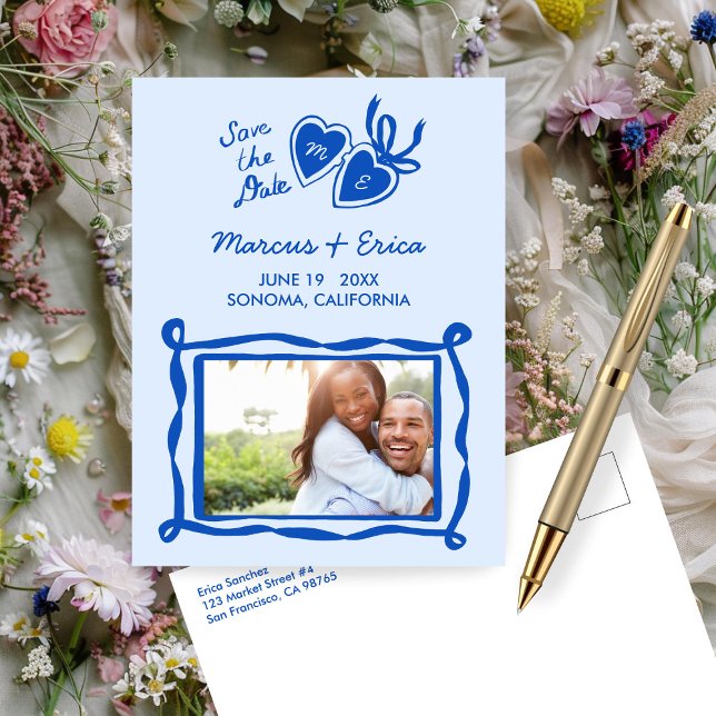 Benutzerdefinierte Foto-Initialen Save the Date fü Postkarte (Heart Locket Custom Photo Your Initials Save the Date Cute Charming Blue Postcard Wedding 
)
