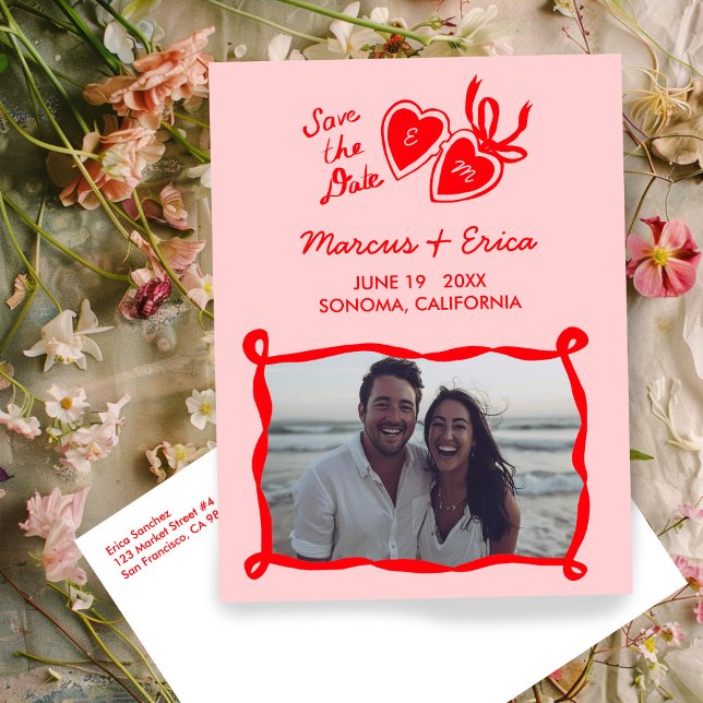 Benutzerdefinierte Foto-Initialen Save the Date fü Postkarte (Heart Locket Custom Photo Initials Save the Date Postcard
Red Pink)