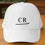 Benutzerdefinierte Mit Monogramm Initialen Name Mi Truckerkappe<br><div class="desc">Die Minimalistische Monogram Trucker Hut in Schwarz und Weiß, die ultimative Mischung aus Einfachheit und klassischem Stil. Stilvolle, moderne Ästhetik in diesem zeitlosen Design mit zwei Initialen, die mit einem dekorativen Schrägstrich geschmückt sind. Die elegante schwarze Typografie hebt sich vor einem knalligen, weißen Hintergrund ab. Ändern Sie einfach die Farben...</div>