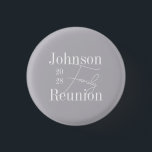 Benutzerdefinierte moderne Wiedersehen- Button<br><div class="desc">Das ist ein stilvolles, modernes, personalisiertes, familiäres Wiedersehen-Keepségedesign. Es ist in trendigem Grau und Weiß mit stilvoller Schriftzypografie. Es hat Platz für Sie, um Ihren Familiennamen und das Jahr des Wiedersehen-Party hinzuzufügen. Dieses stilvolle, minimale Typografie-Design ist perfekt für Ihre lustige Familie Wiedersehen, Treffen oder Party / Feiern. Fügen Sie zum...</div>