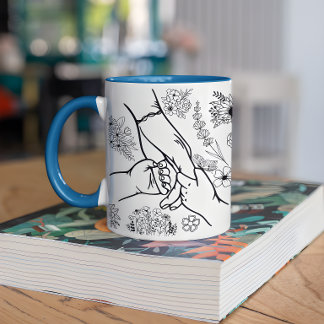 Benutzerdefinierte Namen Kinder halten Mamas Hände Kaffeetasse