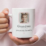 Benutzerdefinierte Oma-Tasse mit 1 Foto für Großki Kaffeetasse<br><div class="desc">Zeigen Sie Oma, wie geliebt sie ist mit dieser personalisierten Foto-Tasse, entworfen mit einem süßen Bild und der zarten Botschaft: "Oma, du bist mein Liebling." Weiche Pastelltöne und ein modernes Layout machen es zu einer perfekten Mischung aus gefühlvoll und stilvoll. Ideal, um von einem Enkelkind des Single am Muttertag, Geburtstag,...</div>