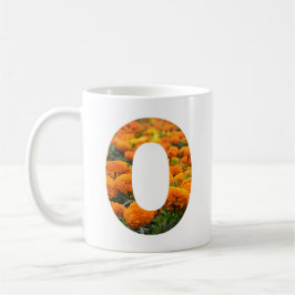 Benutzerdefinierte orangefarbene Blüte O Initial-  Kaffeetasse