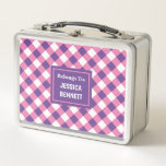 Benutzerdefinierte rosa Lila Kid-Muster Metall Brotdose<br><div class="desc">Niedlich trendy rosa Lila, weiß karierte Muster Schulkid's Metal Lunch Box Design. Sie können den Namen/Text ganz einfach ändern oder entfernen. Sie können auch den Schriftart, die Farbe des Schriftartes und die Größe des Schriftartes ändern. Klicken Sie auf "Personalisieren", um Bearbeitungswerkzeuge zu finden. Du kannst tun, was du willst und...</div>