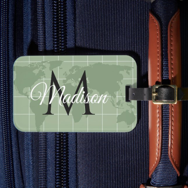 Benutzerdefinierte Salbeigrüne Weltkarte Monogramm Gepäckanhänger (Vorderseite Insitu 4)