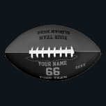 Benutzerdefinierte schwarz graue Fußball mit Name, Football<br><div class="desc">Erstellen Sie Ihren eigenen schwarz-grauen coolen Fußball mit Name,  Nummer,  Teamname,  Slogan und Jahr. Personalisieren Sie diese einfache klassische Fußball-Vorlage mit Ihrer benutzerdefinierten Nachricht,  Name,  Teamname und Jahr. Einfach für einen coolen Sportgenuss personalisieren. Kreieren Sie Ihr personalisiertes Geschenk für Trainer,  Geburtstag eines Jungen,  Fußballspieler,  Teamkollegen und Freunde.</div>