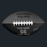 Benutzerdefinierte schwarz graue Fußball mit Name, Football<br><div class="desc">Erstellen Sie Ihren eigenen schwarz-grauen coolen Fußball mit Name,  Nummer,  Teamname,  Slogan und Jahr. Personalisieren Sie diese einfache klassische Fußball-Vorlage mit Ihrer benutzerdefinierten Nachricht,  Name,  Teamname und Jahr. Einfach für einen coolen Sportgenuss personalisieren. Kreieren Sie Ihr personalisiertes Geschenk für Trainer,  Geburtstag eines Jungen,  Fußballspieler,  Teamkollegen und Freunde.</div>