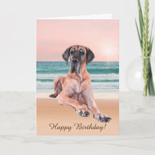 Benutzerdefinierte süße Dogge, die am Strand sitzt Karte
