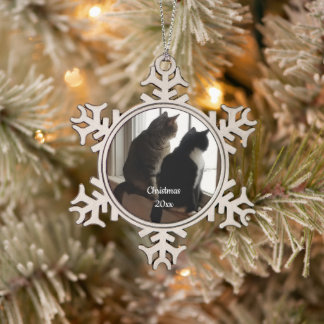 Benutzerdefinierte Tabby- und Tuxedo-Katze wartet  Schneeflocken Zinn-Ornament