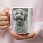 Benutzerdefinierte Tasse 2025 Dog Calendar mit dem<br><div class="desc">Feiern Sie das ganze Jahr über Ihren Furry-Freund mit dieser maßgeschneiderten 2025 Hunde-Kalender-Tasse mit dem Foto Ihres Hundes. Dieser personalisierte Schlamm verbindet Funktionalität mit Charme und zeigt einen ganzjährigen Kalender und ein hochgeschätztes Foto Ihres Junges. Diese Tasse ist der ideale Ausgangspunkt für Hundeliebhaber, Haustiereltern oder als wohlüberlegte Begleitung für Freunde...</div>
