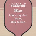Benutzerdefinierte Text-Funny-Mama Pickleball Schläger<br><div class="desc">Das Paddel Paddel für die Mama Custom Text ist ein lustiges und einzigartiges Paddel, das speziell für Ihre Lieblings-Pickleball-Mama entwickelt wurde. Mit dem anpassbaren Text können Sie eine persönliche Touch hinzufügen, um sie noch attraktiver zu machen. Zeigen Sie Ihrer Mama etwas Liebe und lassen Sie sie sich wie die coolstste...</div>