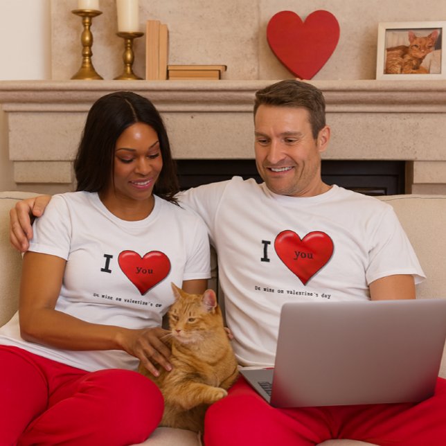 Benutzerdefinierte Valentine-Liebe Sie T - Shirt (Matching Valentine couple shirts, red heart design, be mine, romantic gift, cozy loungewear)
